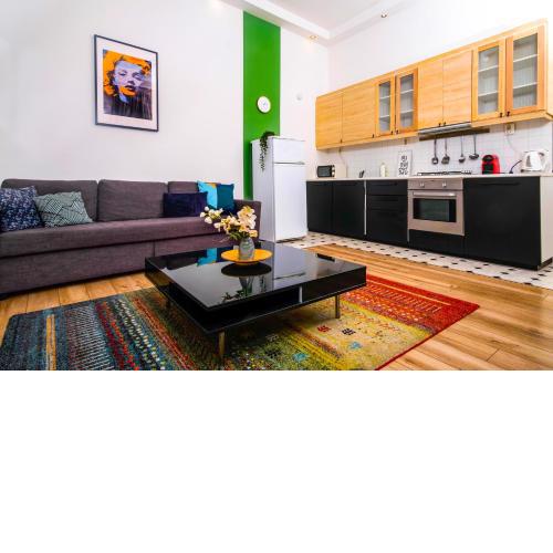 Stylish and Spacious ! Central location Kazincy Netflix
