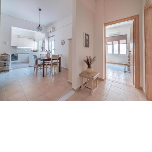 Stylish Central Renovated Apartment