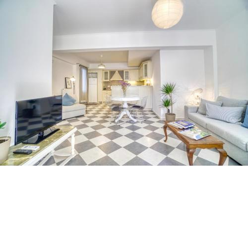 Stylish, Cozy 2-BDR Flat in Andros Town