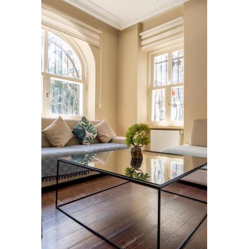 Stylish Flat, 3BR, 2BA