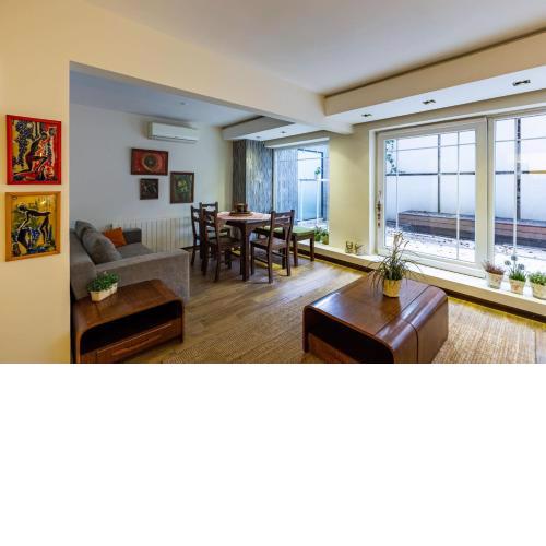 Stylish Flat with Backyard near Malls in Besiktas