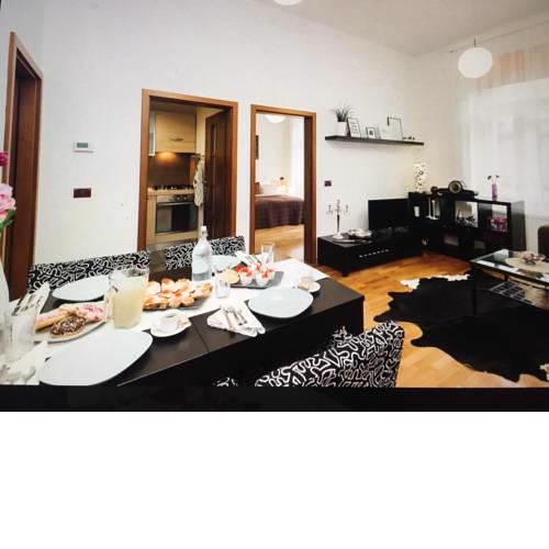 Stylish Luxe Apartment Steps from Old Town