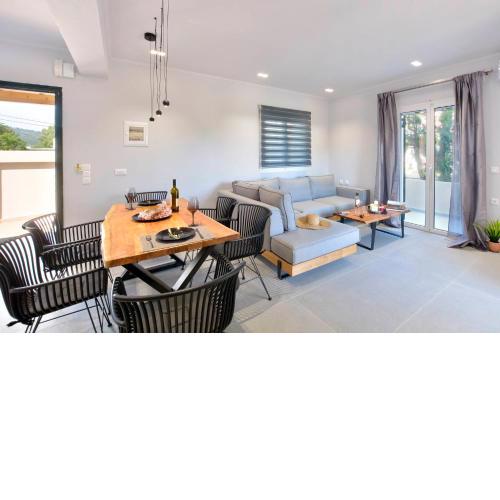 Stylish Privet Poolside Villa