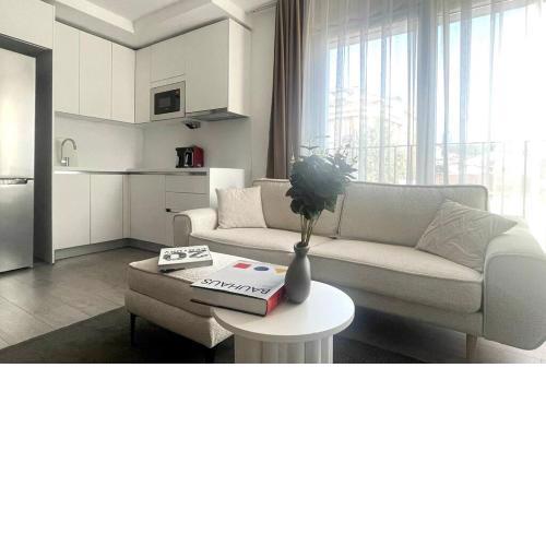 Stylish&Freshly Furnished 1BR Residence w/ Parking #21B