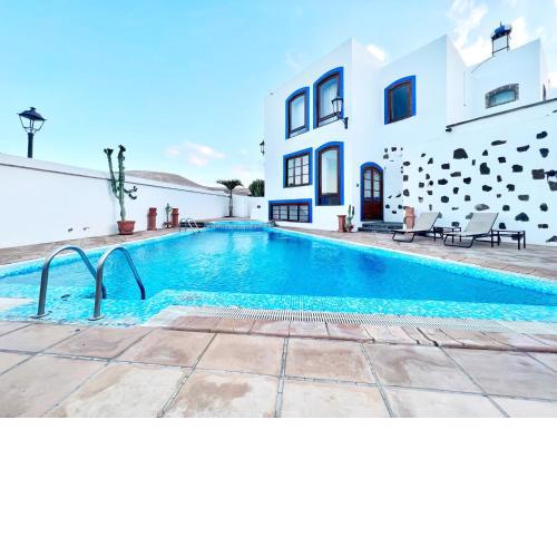 Suite Family, Breakfast Included, FreeWifi, jacuzzi and pool in Yaiza