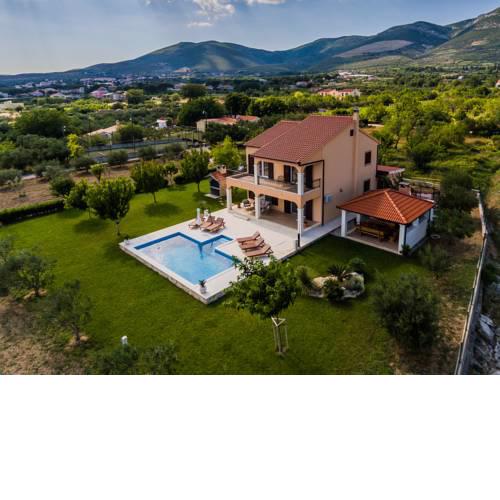 "Summer Oasis" peaceful & quiet villa with pool