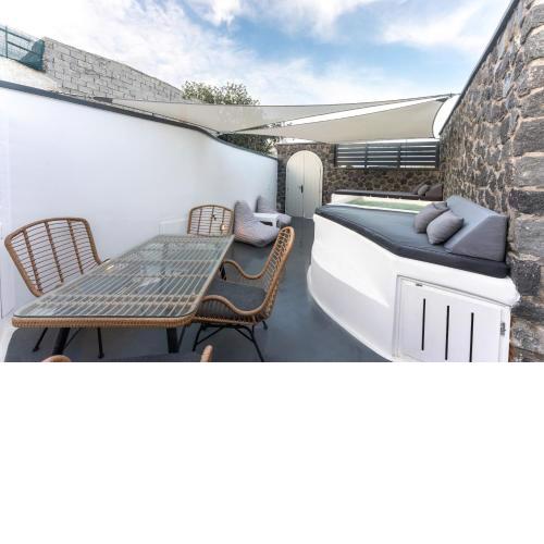 Sun Naam Home Santorini with heated jacuzzi