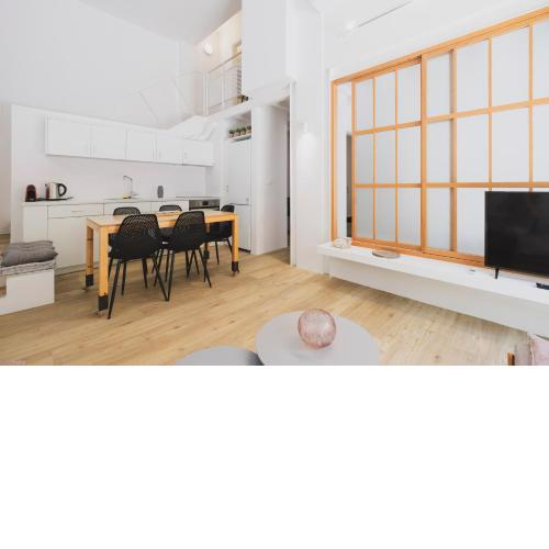Sun-splashed Stylish Flat, steps to City Old Town