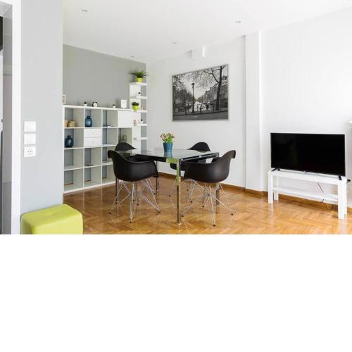 Sunlit 2BR Oasis in Metaxourghio 3min from metro