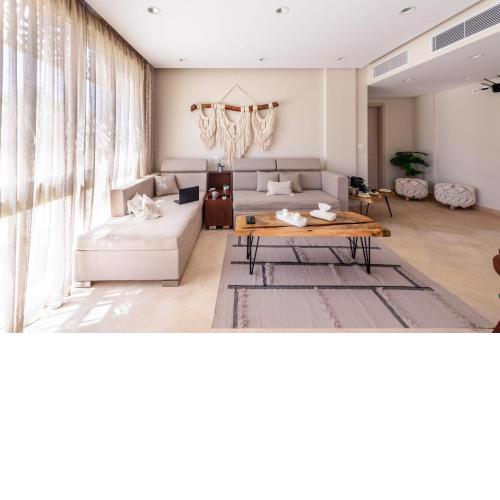 Sunlit & Homey 1 BDR Apt with Pool View & Beach access