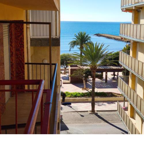 Sunny apartment near the beach