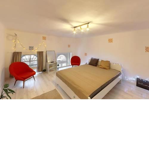Sunny city apartment facing the park