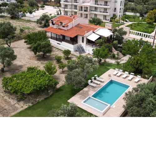 Sunny Countryside Villa - With private pool