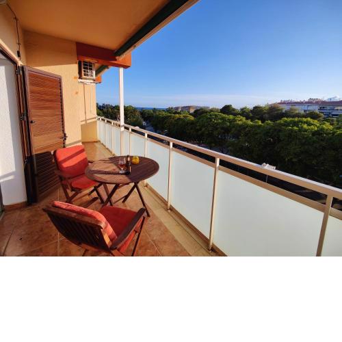 Sunny flat with balcony and sea views
