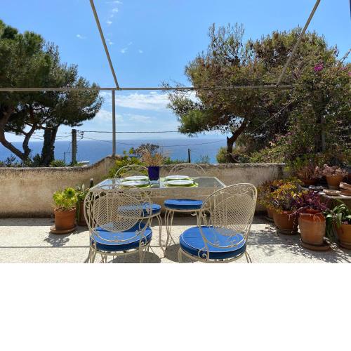 Sunny holiday home with sea view