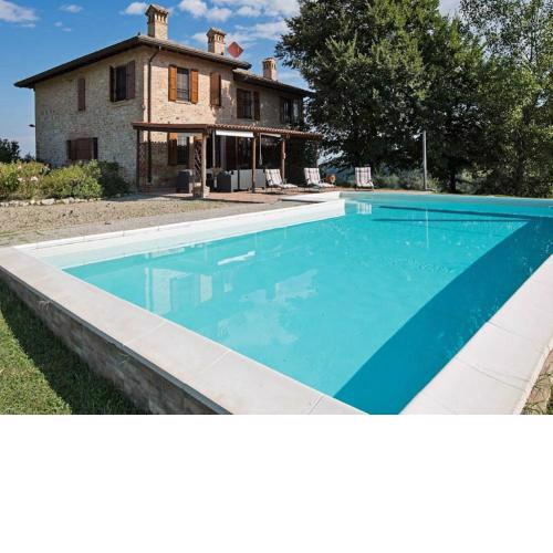 Sunny holiday home with swimming pool