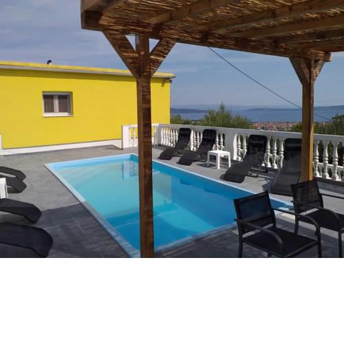 Sunny Holiday Home
