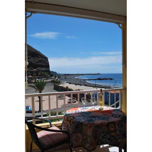 Sunny Ocean View Appartement right in front of the beach!