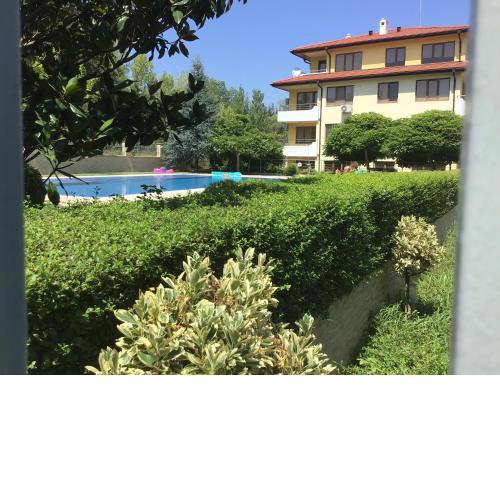 SunnySeasons Apartment with swimming pool view