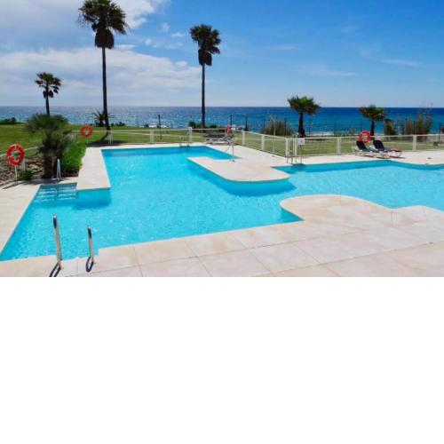Sunshine beach front complex, WiFi, modern