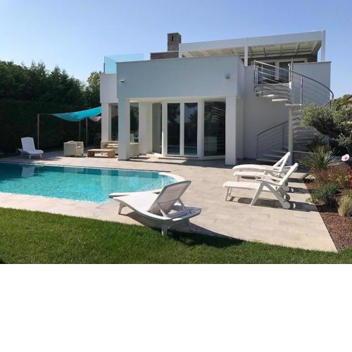 Super Villa With Private Pool in Isola Albarella