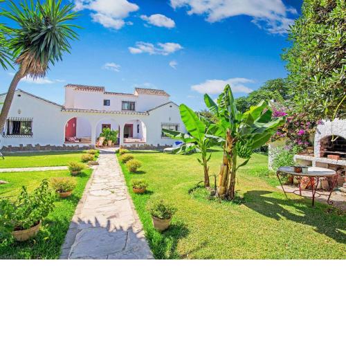 Superb beachfront villa with guest house 50m opposite