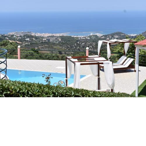 Superb villa,with amazing seaviews & huge pool!
