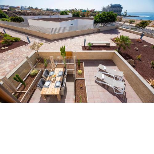 SURFERS PARADISE BEACHFRONT HOME - by MEDANO4YOU