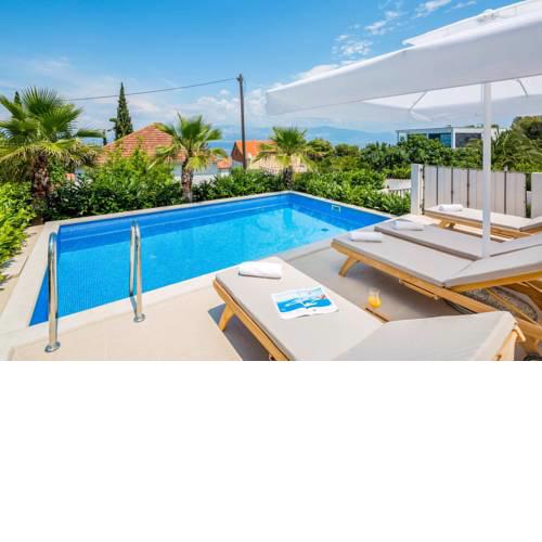 Sutivan Villa Sleeps 7 with Pool Air Con and WiFi