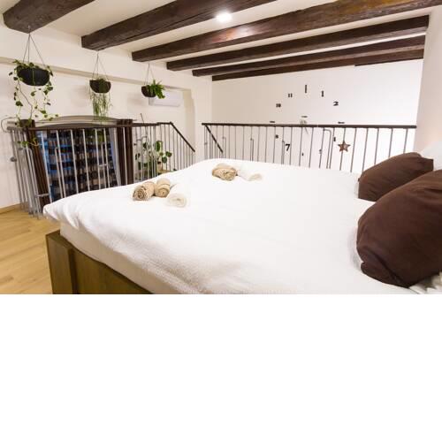 Sweet getaway loft - new, central & parking