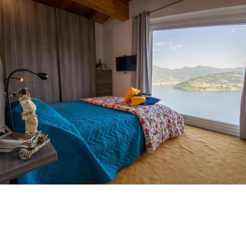 Taormina with garden, swimming pool and lake view
