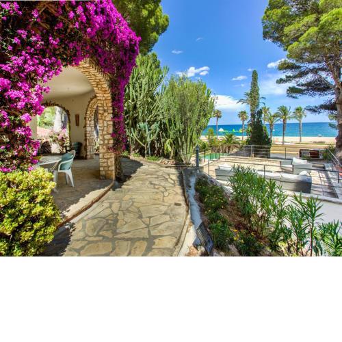 TarracoHomes, Villa with botanic garden in front of the beach