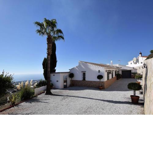 Tasteful and modern villa with private swimming pool salt