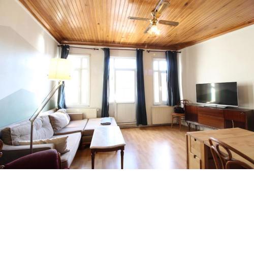 Tastefully Designed Historical Top Floor w Seaview