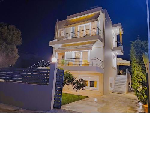 The Bright House a two-storey maisonette in Loutraki
