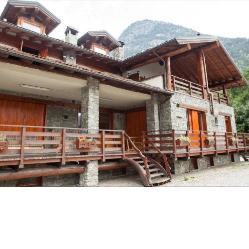 The chalet is situated in a quiet and sunny area of Antey Saint Andr