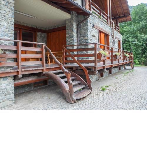 The chalet is situated in a quiet and sunny area of Antey Saint Andr