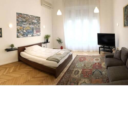 The Charles Bvd Apertment with Balcony & AC +2Bthr