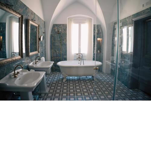 The Duchess's View - NEW! Luxurious Flat in Historical Centre 115 sq m, 3min walk to Cala Porto beach and Private Parking