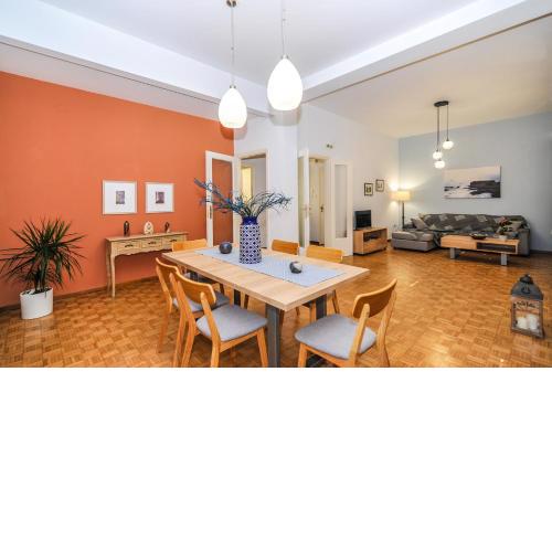 The Elegant. Spacious city center apartment.