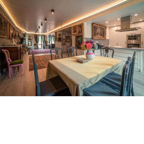 The Gallery Guest House - Garden and Garage