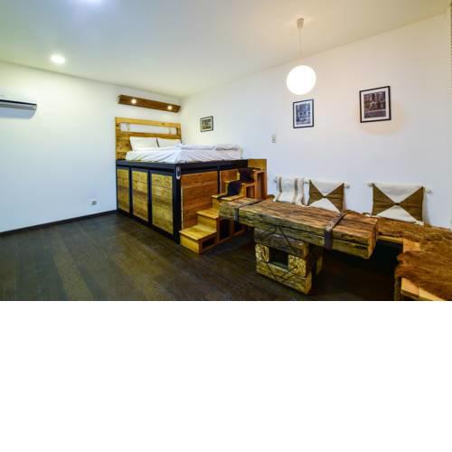 The Green Iguana - Wooden Home