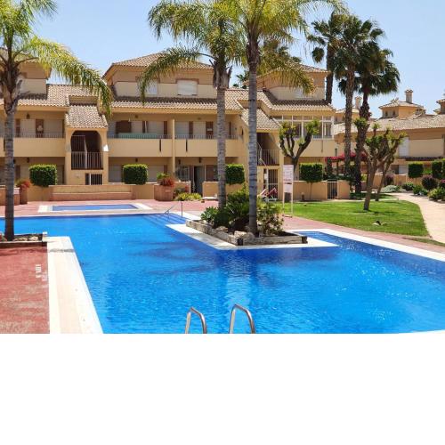 The hideaway a 2 bed ground floor apartment a few steps from the pool on Albatros Los Alcazares AC and Fast wifi
