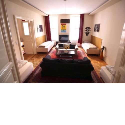 The House of BLUES! 3 Bedroom Prime Location Flat for 9 guests