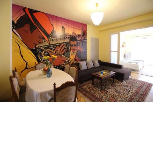 The House of JAZZ! 4BR Prime Location Flat For 11 guests