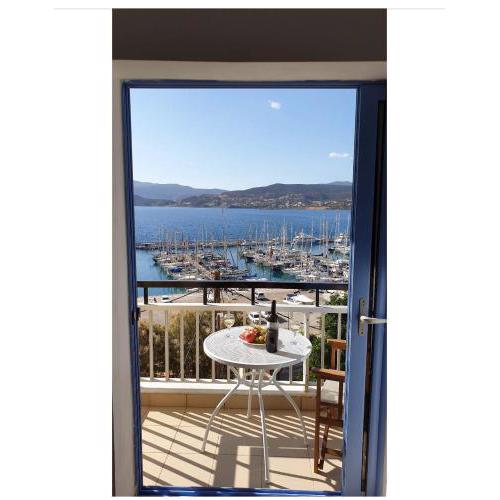 THE HOWARD PLACE - ENTIR HOME WITH A SEA VIEW FOR 5 GUESTs