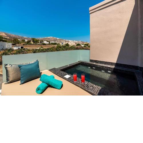 The Penthouse Santorini, with private outdoor jetted tub, Kamari, Thira