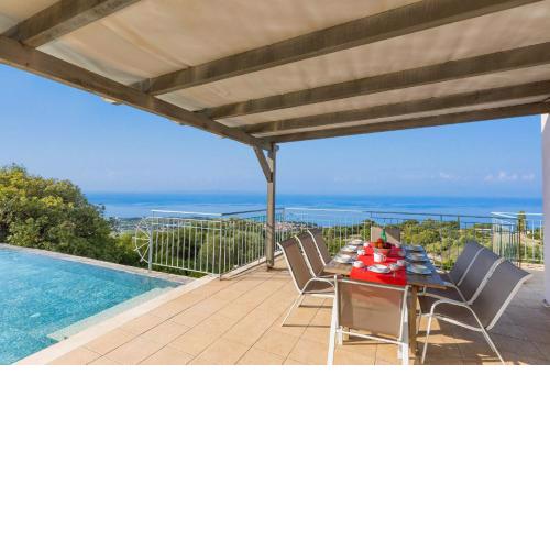 The villa is decorated in a delightful way, in keeping with the countryside charm of its surroundings
