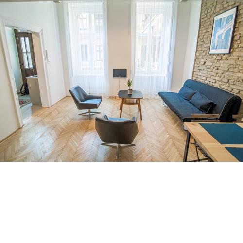 TheLittleBus-Quiet apartment on bright boulevard