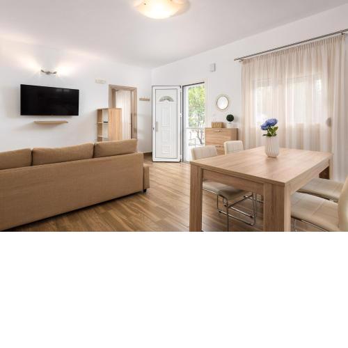 Theros Luxury Apartment